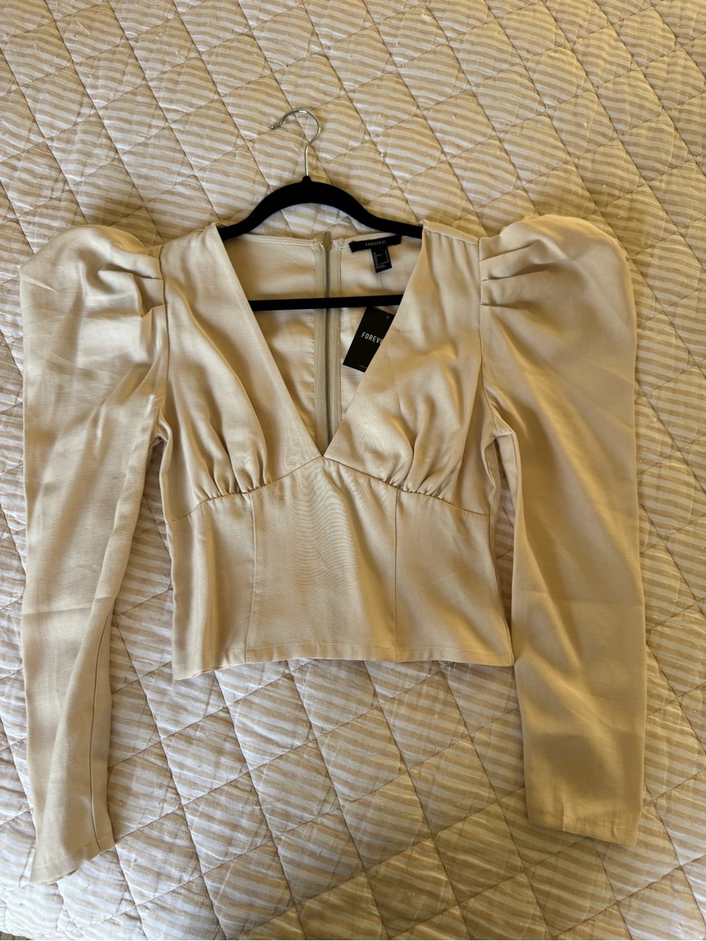 Forever 21 Cream Long-Sleeve Puff Shoulder V-Neck Crop Top